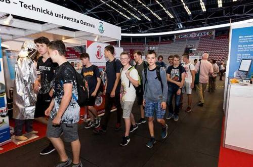 School students visiting Invent Arena 2018